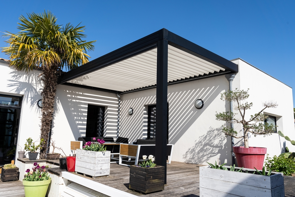 Difference Between Fixed Aluminium Awnings and Other Shade Options