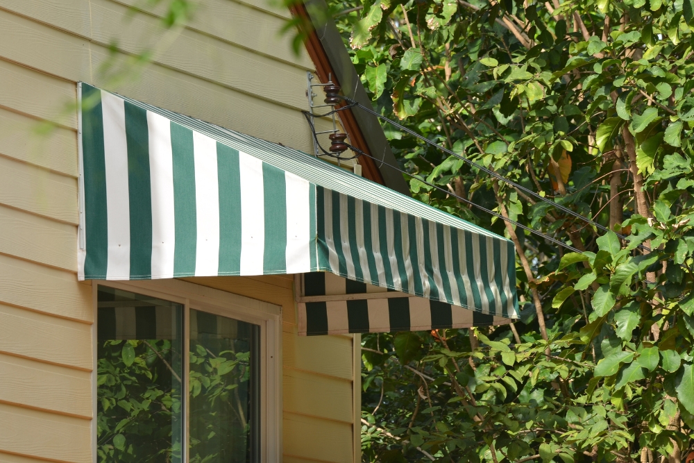 Pros and Cons of Awnings vs. Umbrellas » Awnings